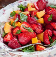 Zomerse nectarine-aardbeiensalade